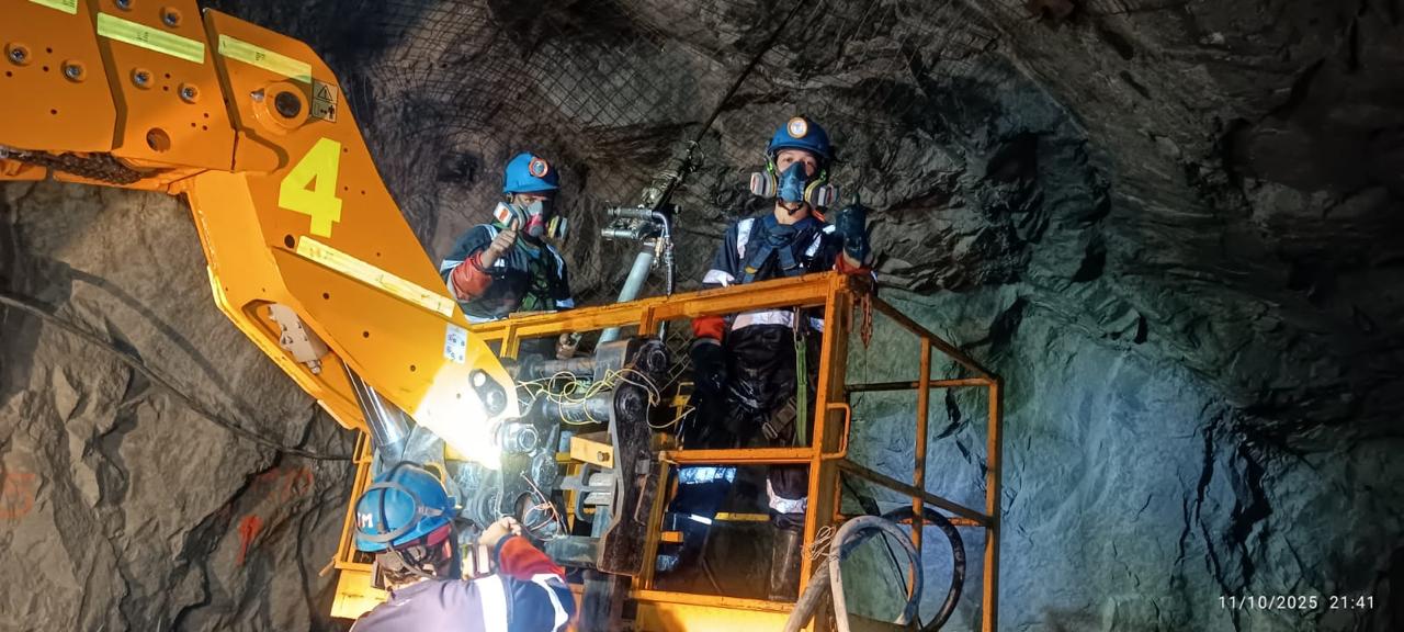 Plataforma elevadora en operacion subterranea